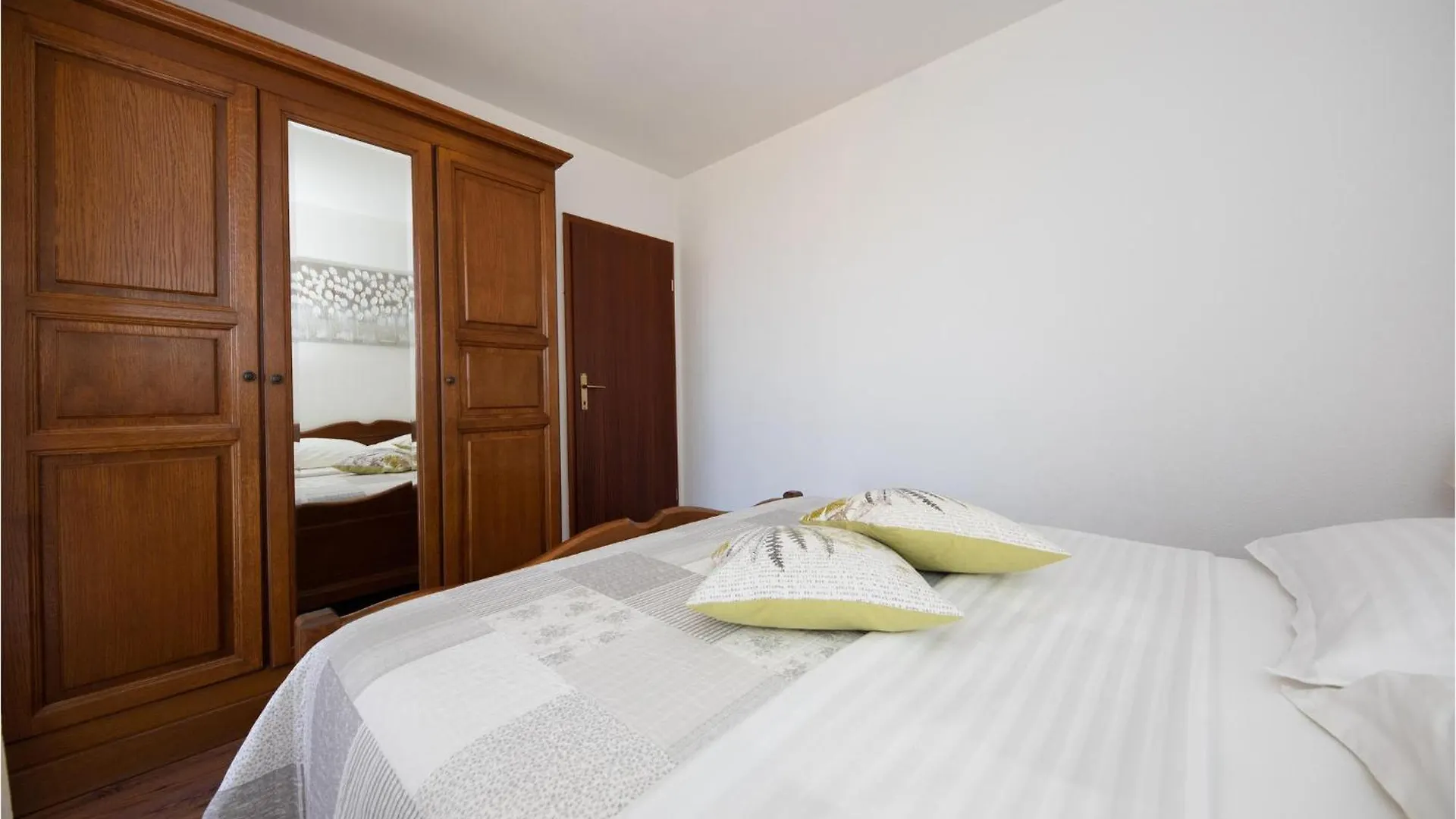 Nyaraló Awesome Home In Seget Donji With House Sea View Trogir